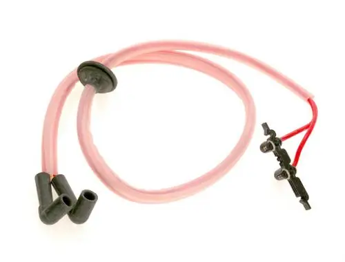 Zündkabel von Bosch mit zwei abgewinkelten Enden und einem Verbindungselement, das für eine elektrische Verbindung sorgt.